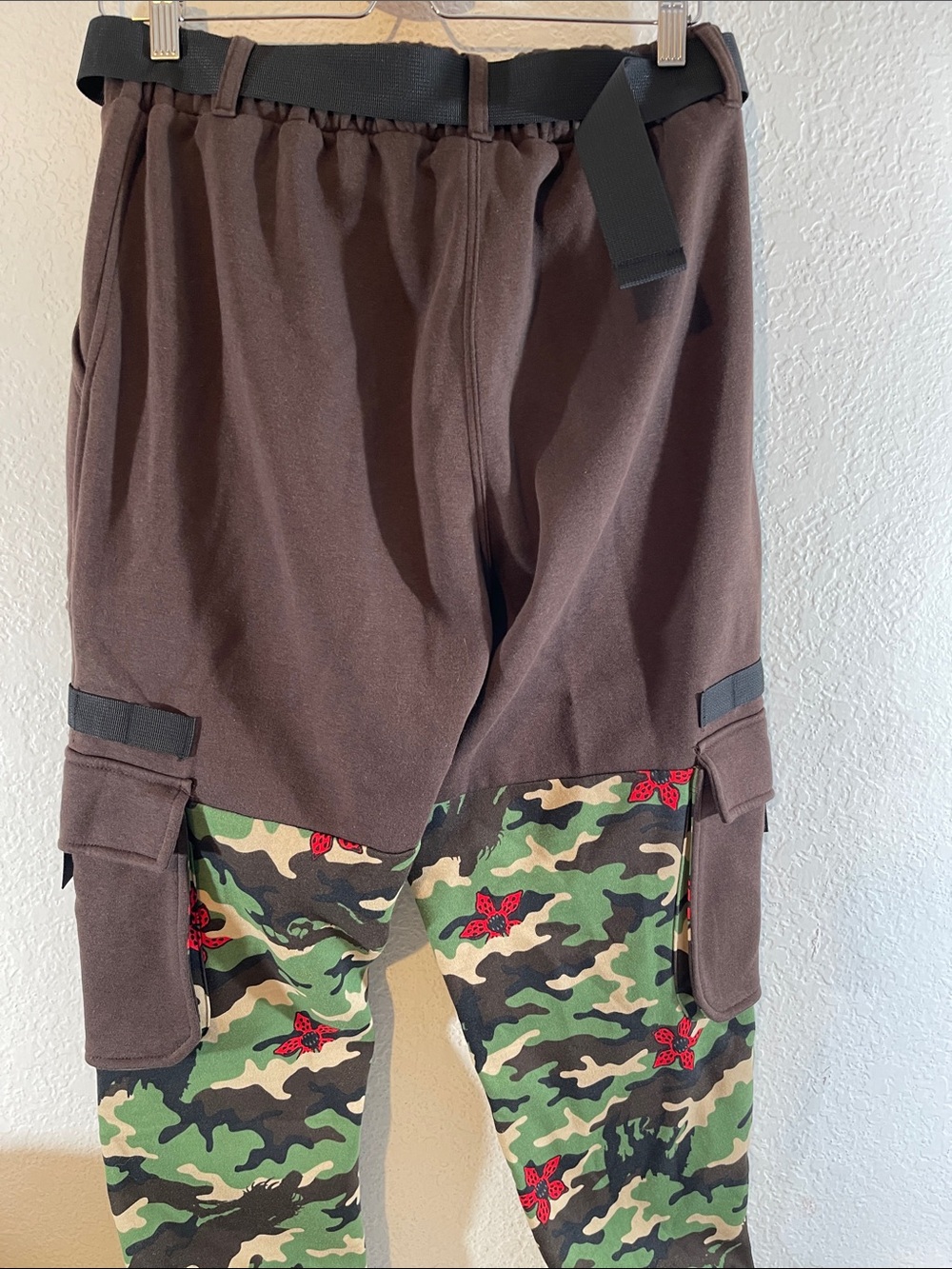 Stranger Things Demogorgon Camouflage Cargo Jogger Sweatpants Size Medium NEW - Picture 7 of 13